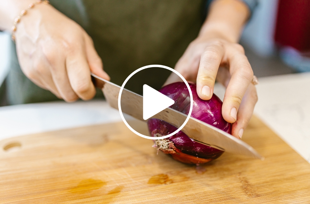 If I cut an onion, garlic, or lemon on a meat cutting board, can I eat it with a dairy meal?