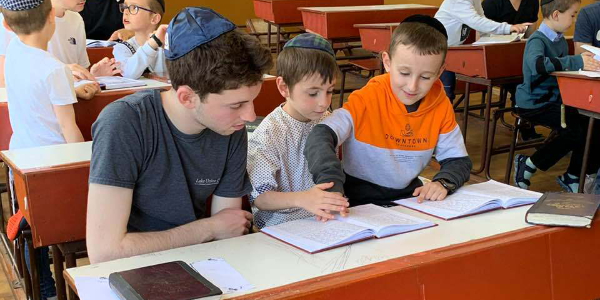 NCSY Teens Head to Romania to Help Ukrainian Jewish Orphans