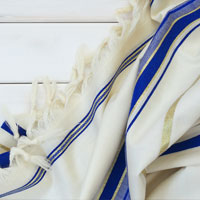 May One Wear a Tallis At Night?